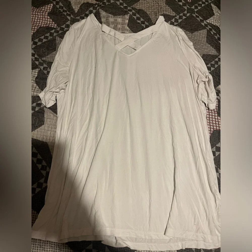 White tshirt - Picture 1 of 1